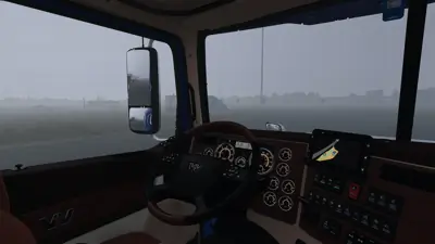 Der Regen und dichter Nebel draußen, während man gemütlich im Truck sitzt